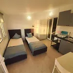アパートホテル Sunset_apartments Only 15 Meters From The Sea 3*